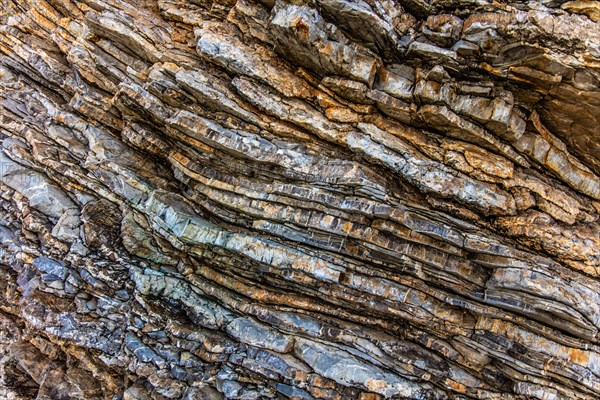 Rocks on the narrow path to Mogen beach