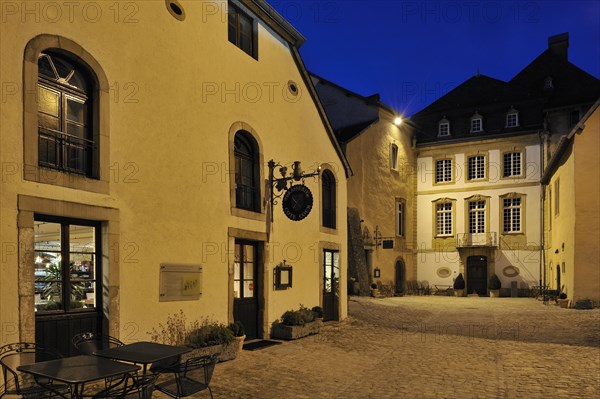 Cobbled inner court inside the Bourglinster Castle illuminated at night
