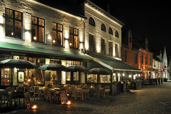 Restaurants in the city Bruges at night