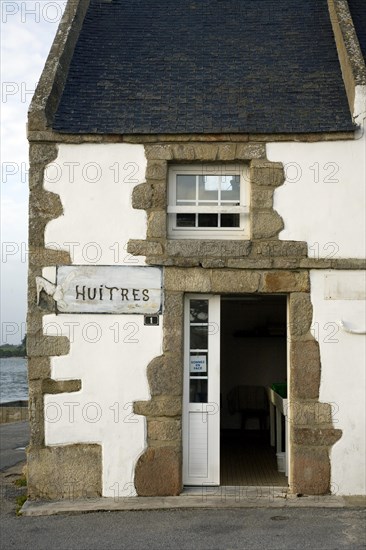 Shop selling oysters at Belz Saint-Cado