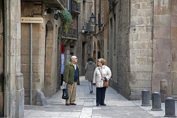 Elderly couple shopping in alley at the Barri Gotic