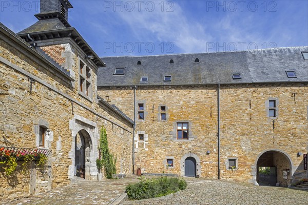 Chateau-ferme de Courriere