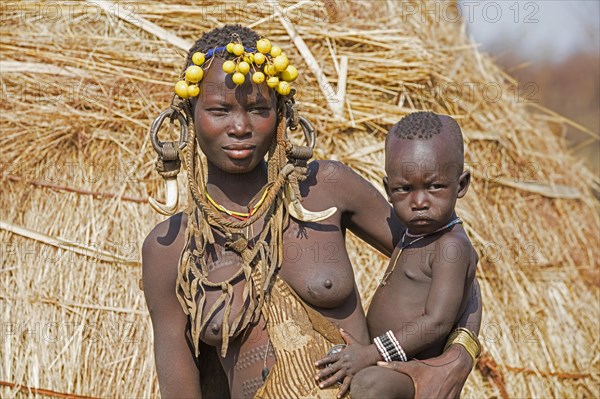 Black woman with child of the Mursi