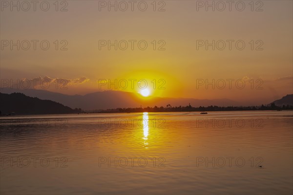 Sunset on Dale lake in Srinagar