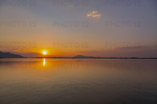 Sunset on Dale lake in Srinagar