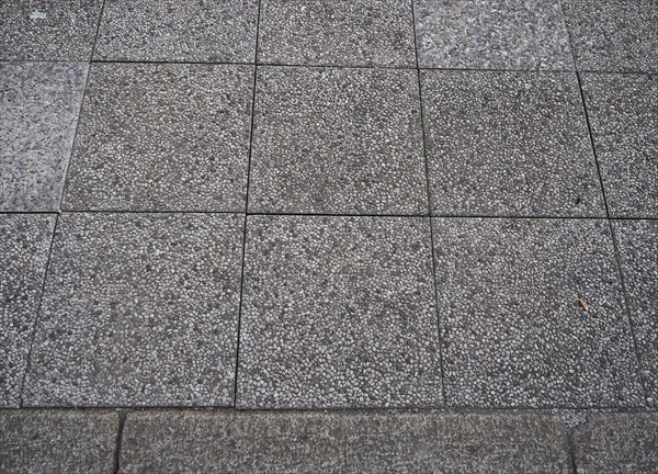 Concrete and pebble tiles floor