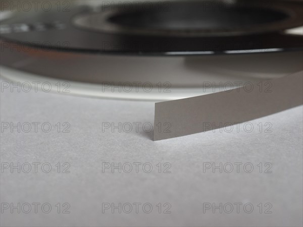 Magnetic tape reel