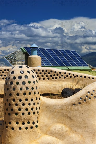 Self-sufficient earth buildings