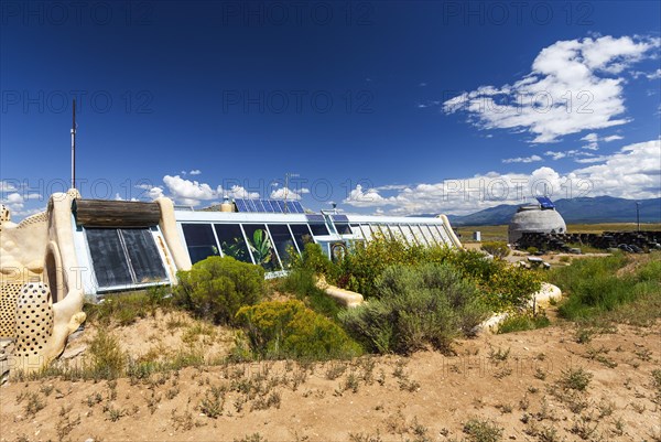 Self-sufficient earth buildings