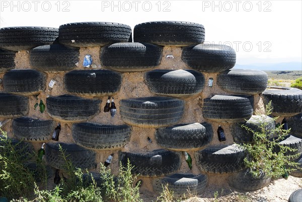 Self-sufficient earth buildings