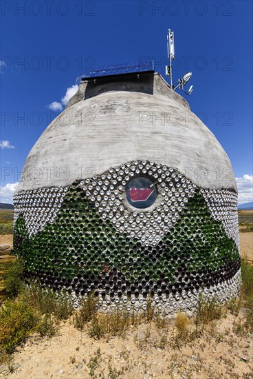 Self-sufficient earth buildings