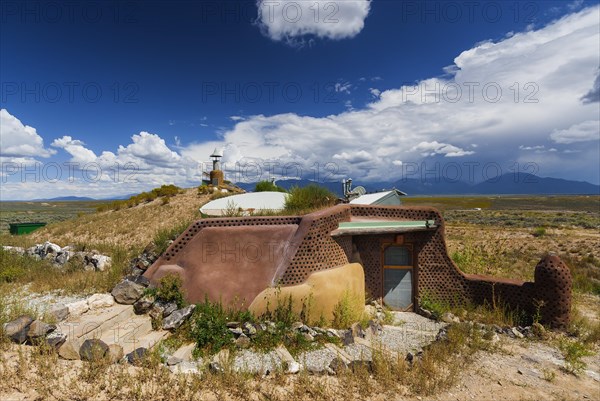 Self-sufficient earth buildings