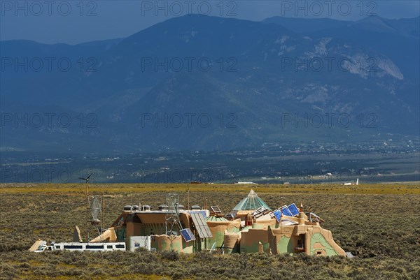 Self-sufficient earth buildings