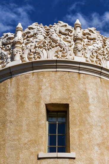 Clay plaster facade with stucco decoration