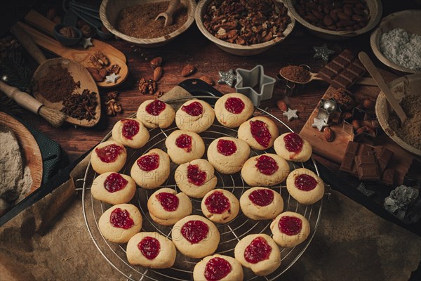 Hussarenkrapferl baked on a cake rack