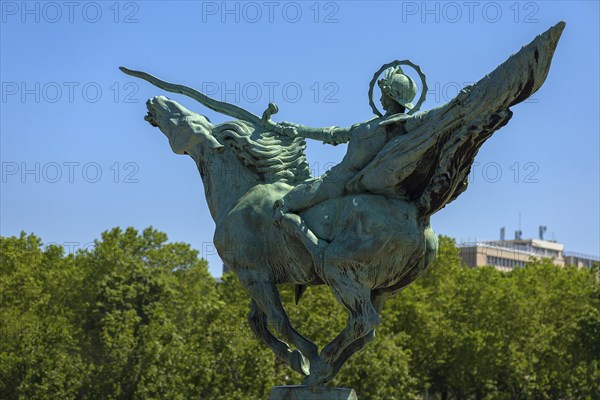 Statue of Joan of Arc on the Pont Bir Hakeim