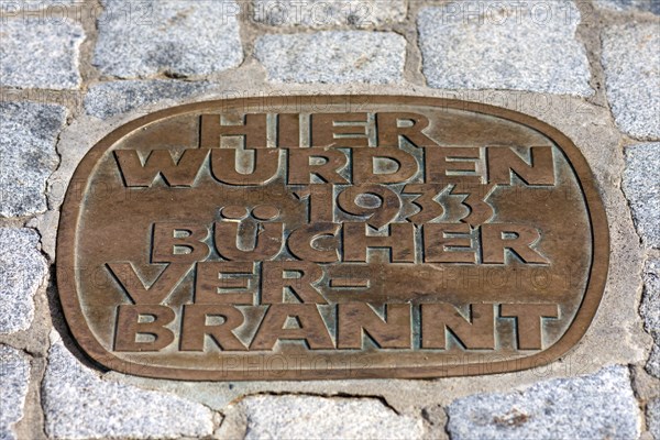 Memorial plaque to the book burning of 1933 on Erlangen's Schlossplatz