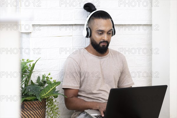 Medium shot man with laptop