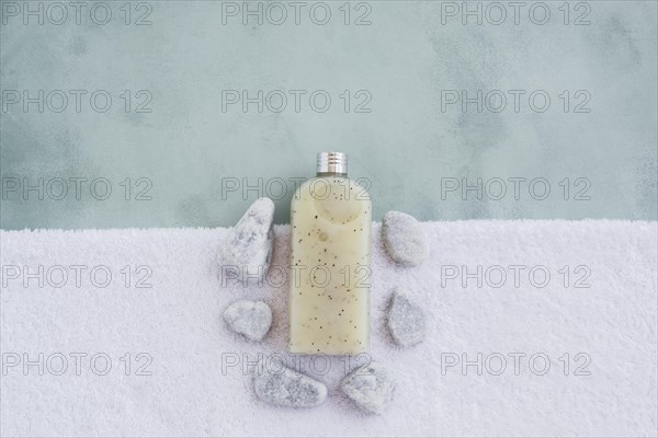 Shower gel towel with rocks