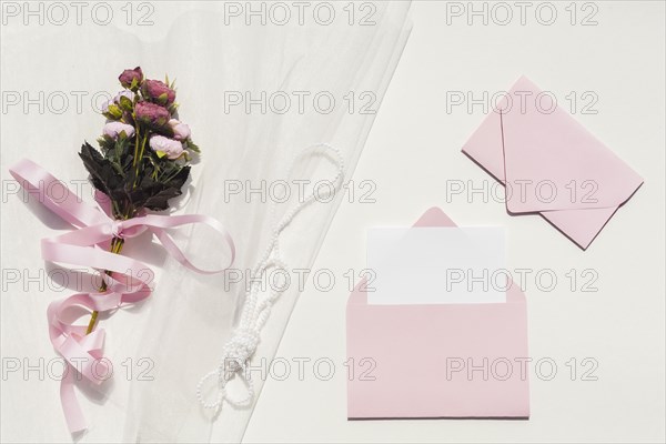 Bouquet roses veil wedding invitations