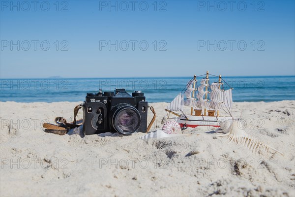 Camera miniature ship