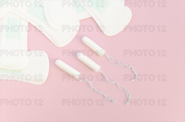 Halves pads tampons pink background