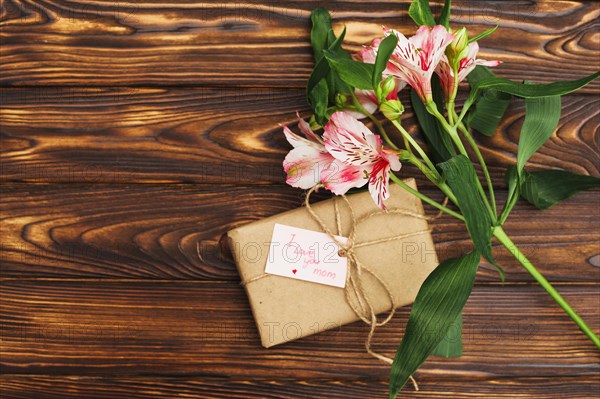 I love you mom inscription with gift flowers