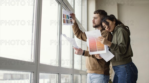 Medium shot couple with plans