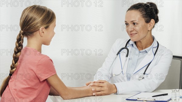 Medium shot doctor talking kid