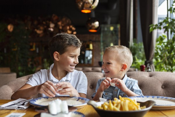 Medium shot kids eating fast food