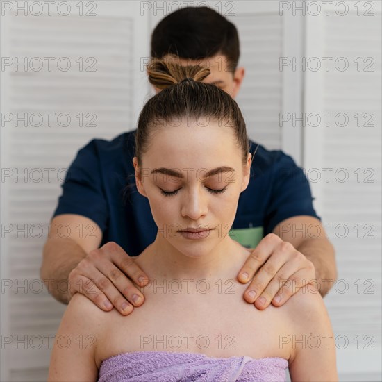 Medium shot man massaging woman