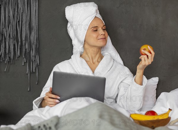 Medium shot woman holding fruit