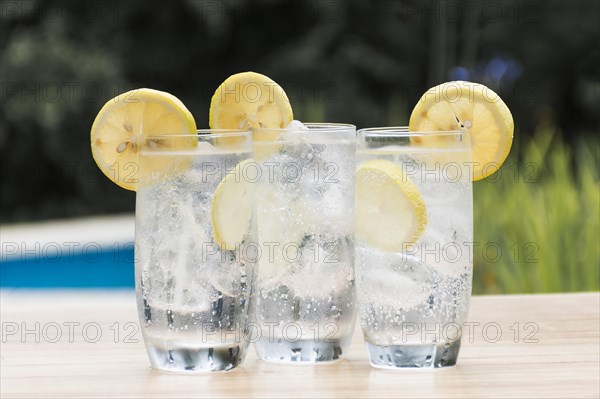 Slices fruits glasses with drink ice