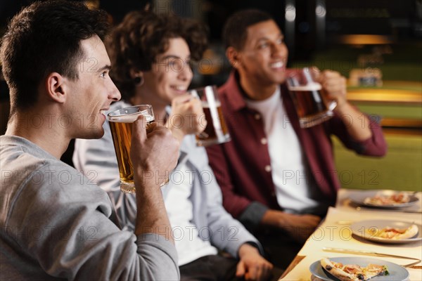 Close up men drinking beer