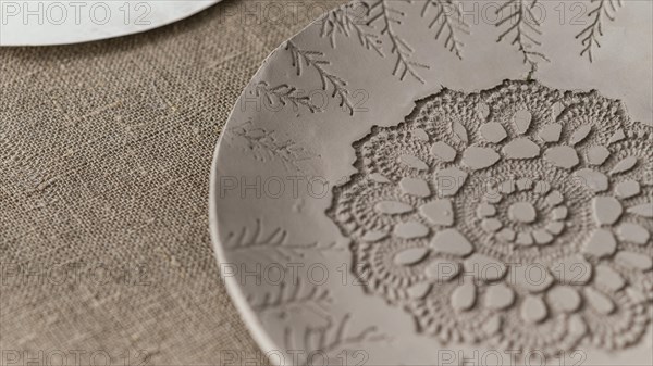 High angle clay plate with pattern