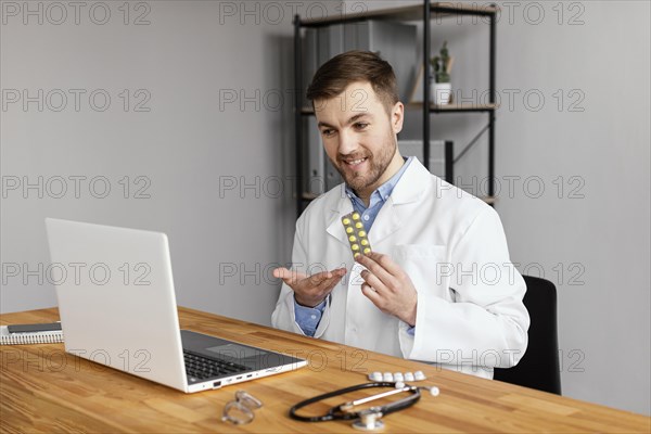Medium shot doctor holding pills