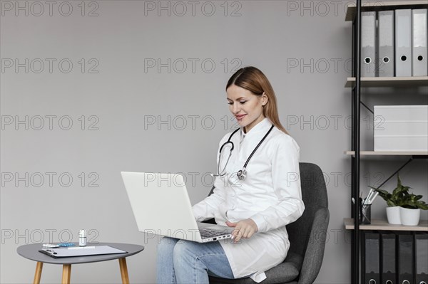 Medium shot doctor wearing stethoscope