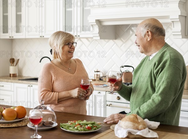 Medium shot senior couple kitchen