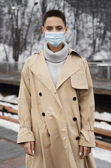 Medium shot woman wearing mask