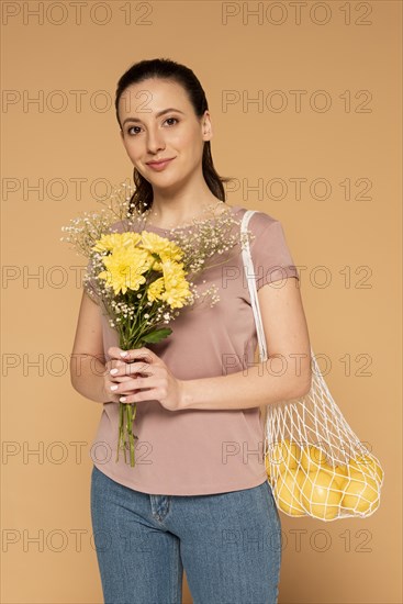 Woman casual clothes carrying reusable turtle bag flowers