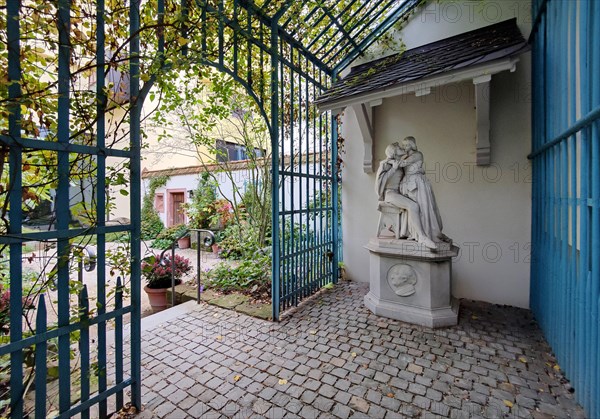 Sculpture Faust and Gretchen by Antonio Tantardinis in the garden between the Goethe House and the German Romantic Museum