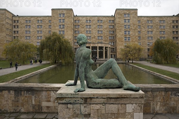 Bronze figure entitled Am Wasser by Fritz Klimsch