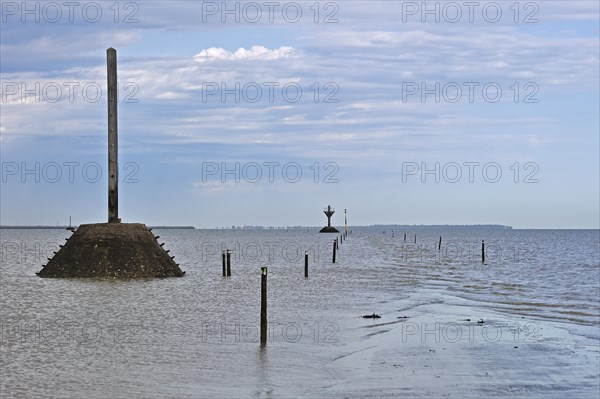 Rescue poles along the Passage du Gois