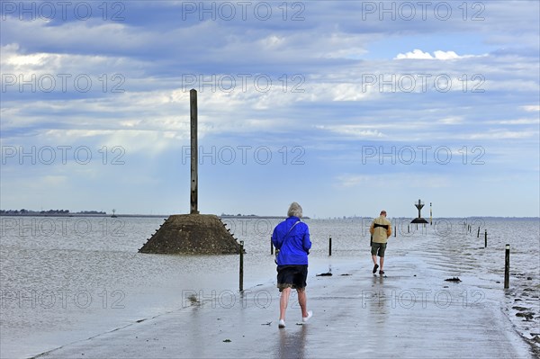 Tourists waiting for low tide to uncover the Passage du Gois