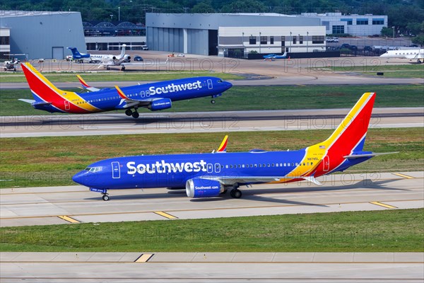 A Boeing 737-8 MAX aircraft of Southwest Airlines with the registration number N8785L at Dallas Airport