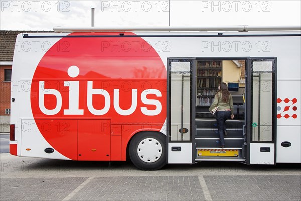 Girl returning books in the Bibus