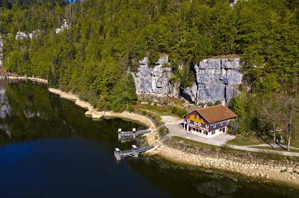 Chalet des Souvenirs kiosk and boat landing stage on the banks of the Doubs river