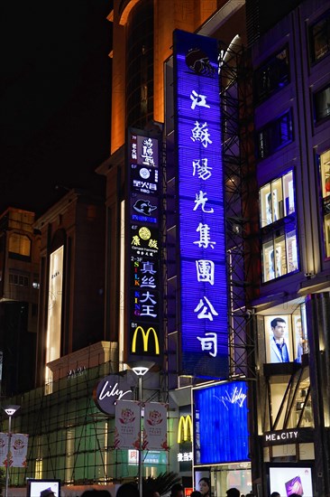 Evening stroll through Shanghai to the sights