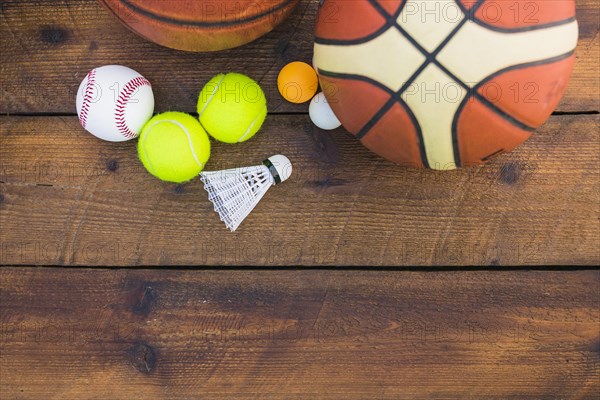 Ping pong ball baseball shuttlecock basketball tennis ball wooden plank