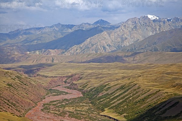 Riverbed and mountains along the Irkeshtam pass